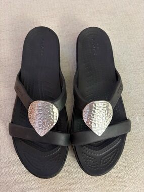 CROCS Black Sanrah Women's Sandals with Hammered Silver Teardrop